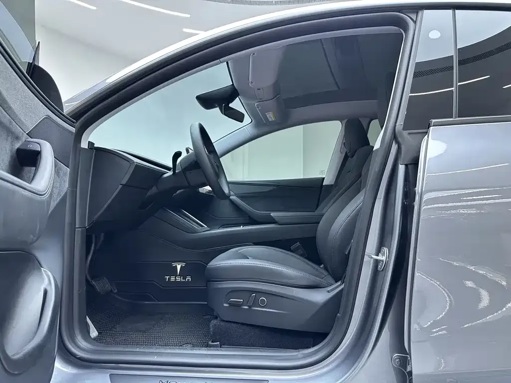 Tesla Model Y — фото 10