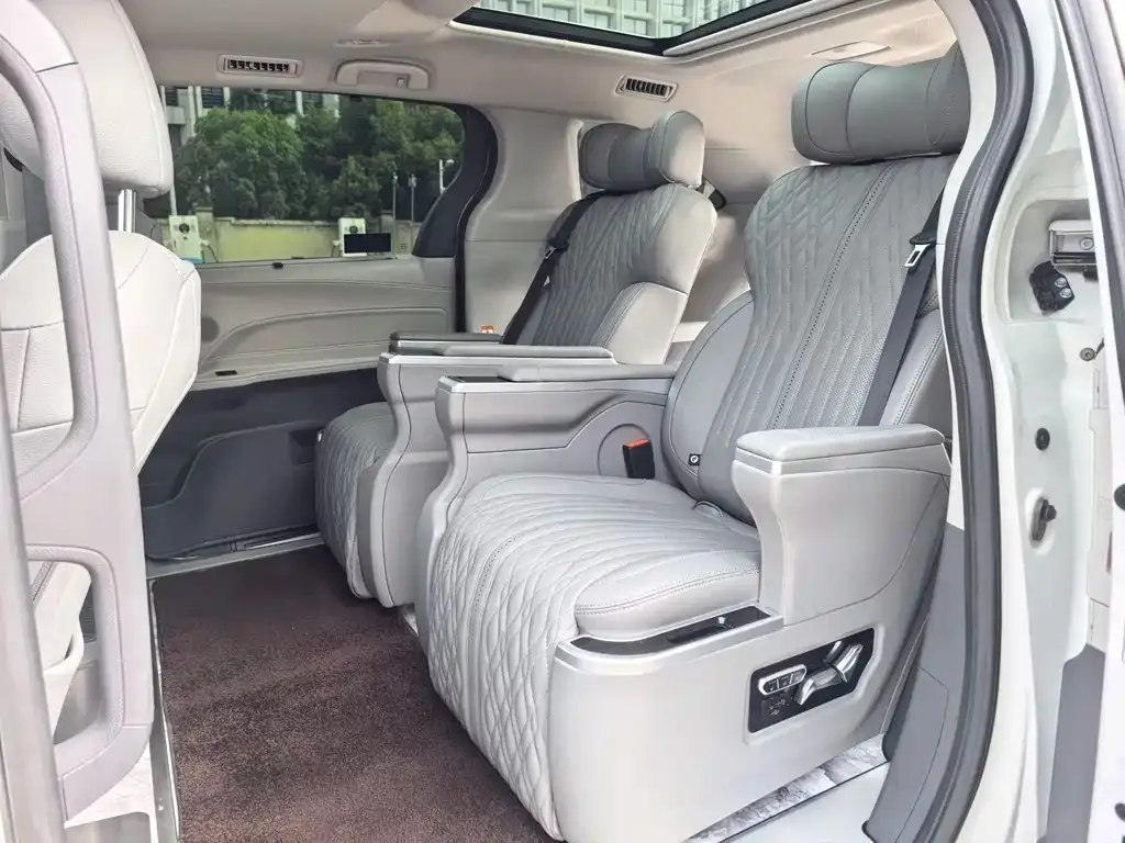 Toyota Granvia 2024 из CN, фото 2