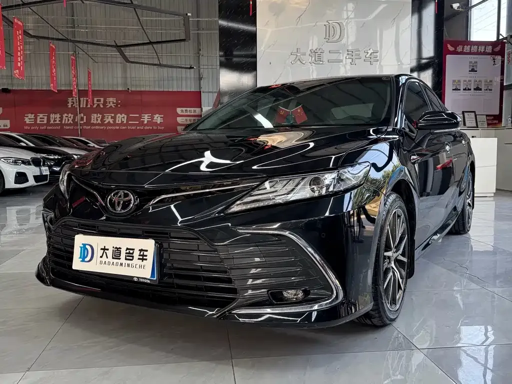 Toyota Camry — фото 1