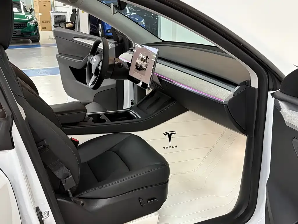 Tesla Model Y — фото 10