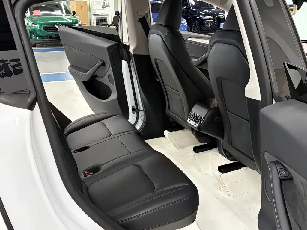 Tesla Model Y — фото 8
