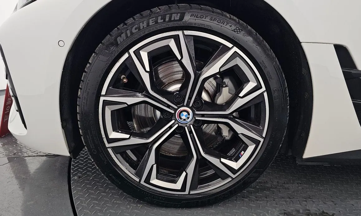 BMW i4 — фото 10