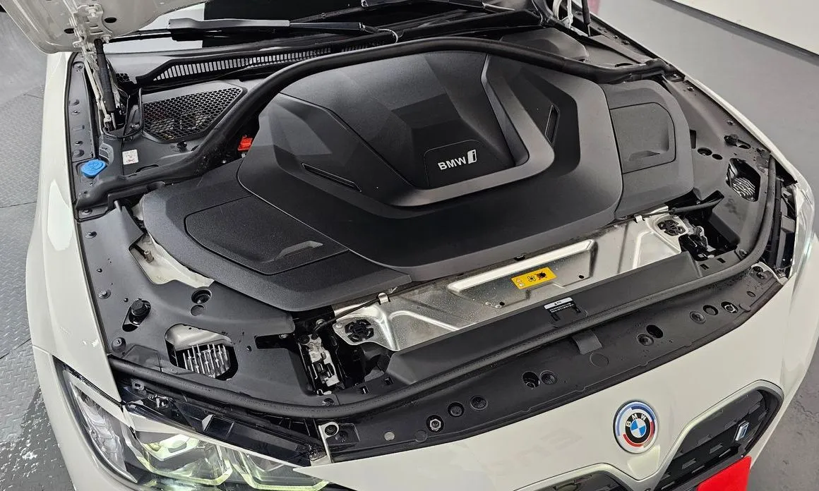 BMW i4 — фото 9