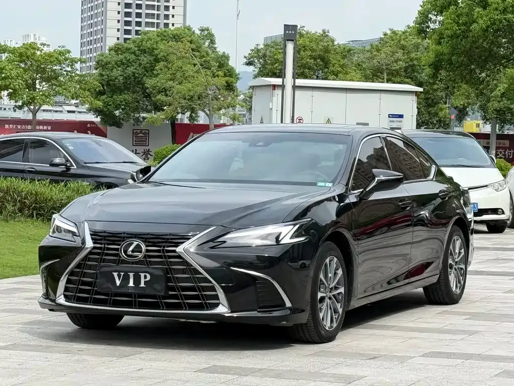 Lexus ES — фото 1
