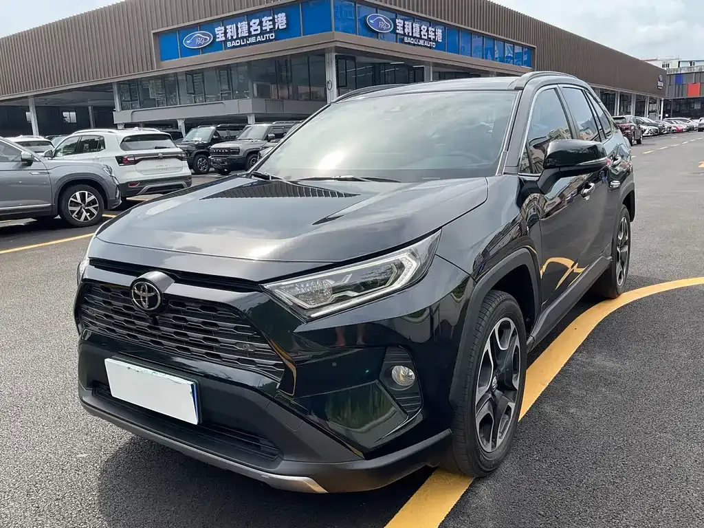 Toyota RAV4 — фото 1