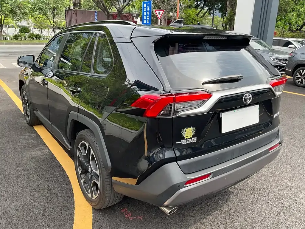 Toyota RAV4 — фото 9