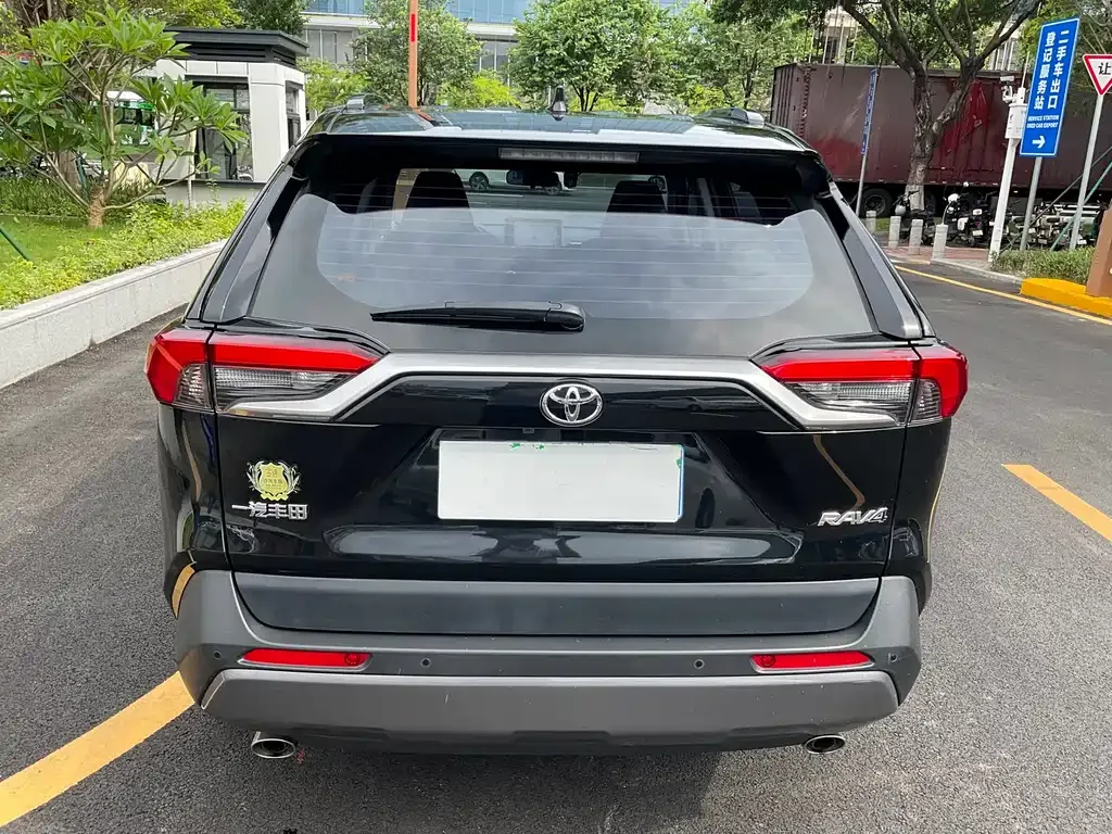 Toyota RAV4 — фото 4