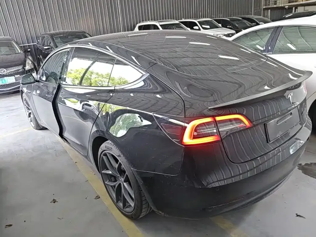 Tesla Model 3 — фото 10