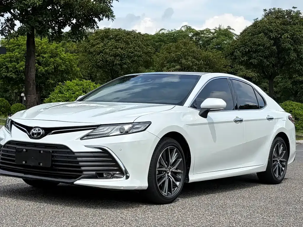 Toyota Camry — фото 1