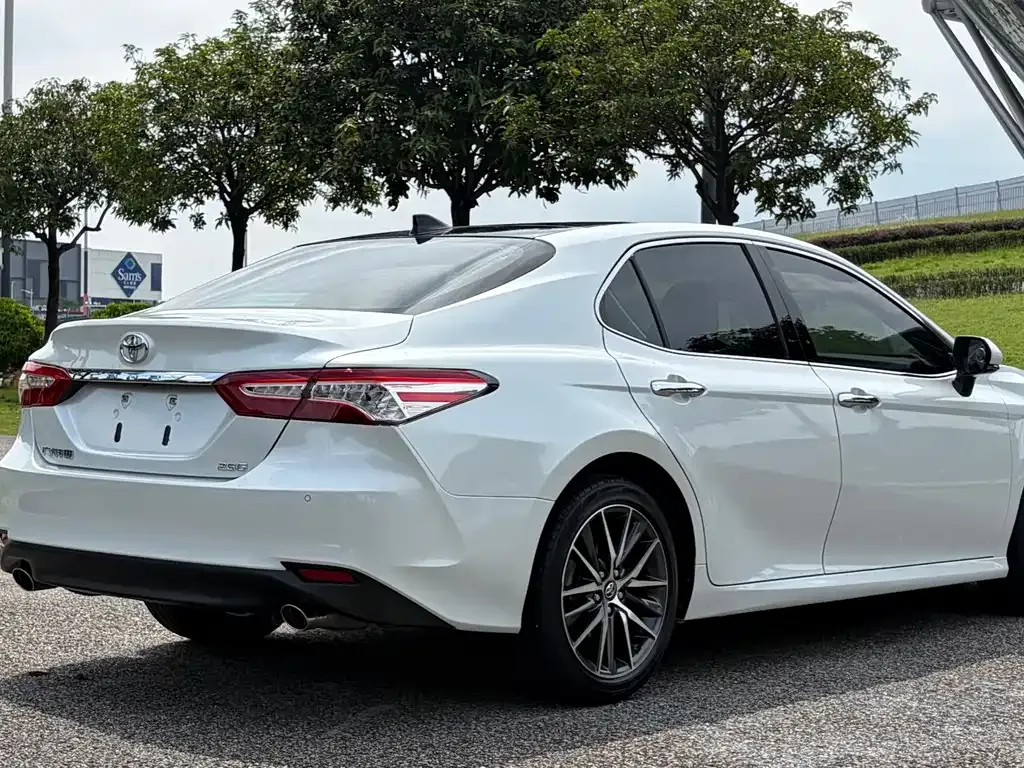 Toyota Camry — фото 3