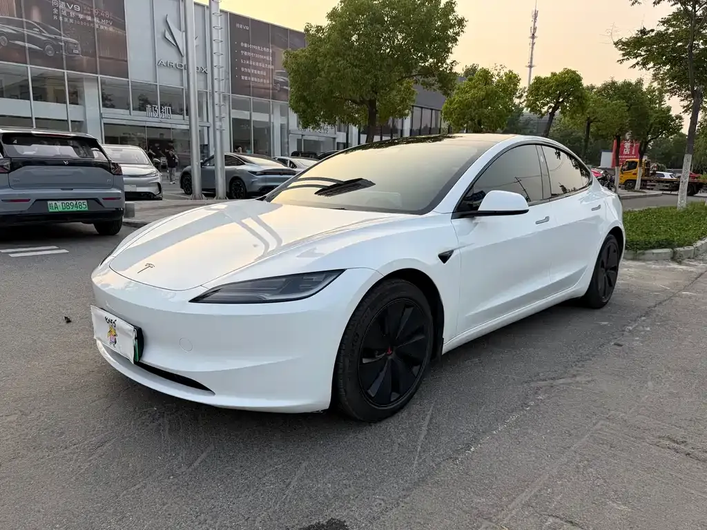Tesla Model 3 — фото 1