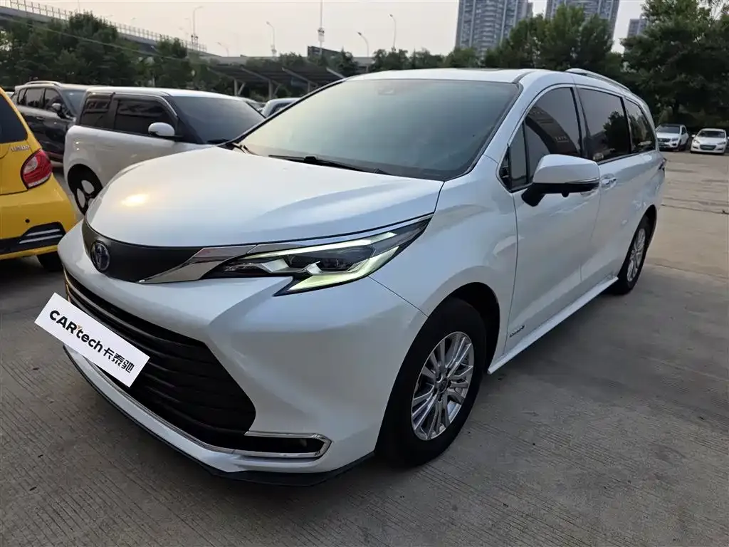 Toyota Sienna — фото 3