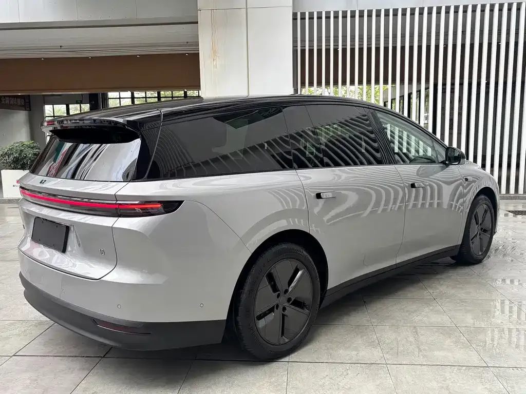 Li Auto i8 — фото 3