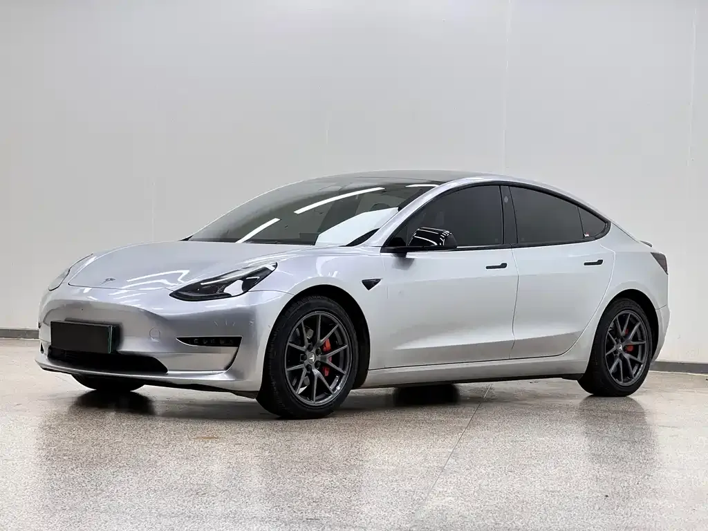 Tesla Model 3 — фото 1