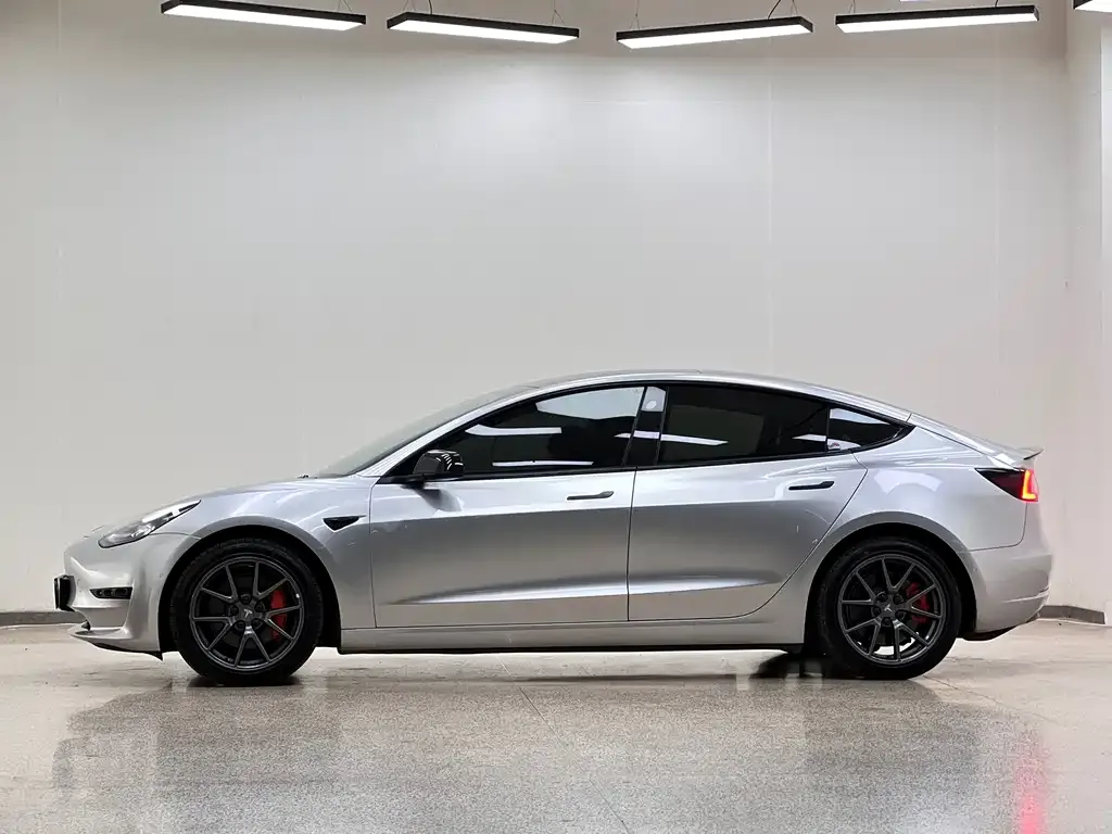 Tesla Model 3 — фото 3