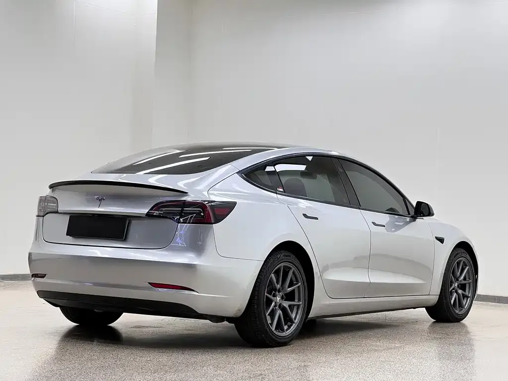 Tesla Model 3 — фото 4