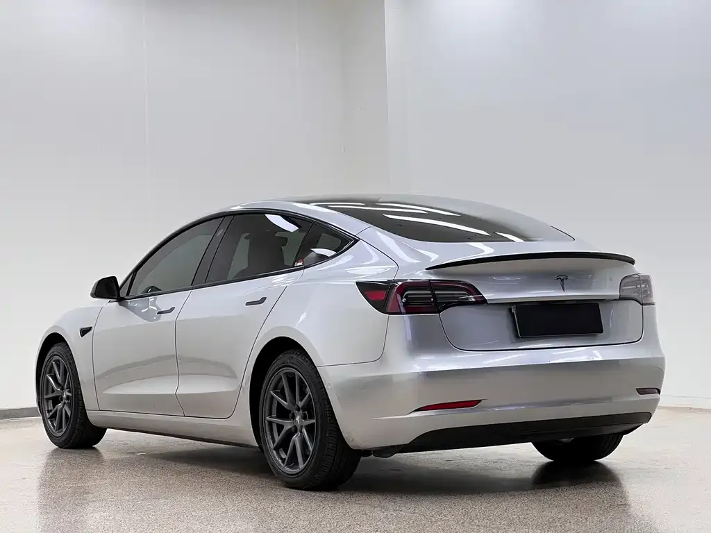 Tesla Model 3 — фото 7