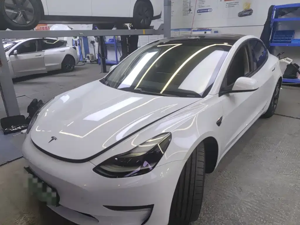 Tesla Model 3 — фото 1