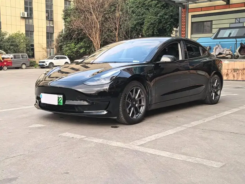 Tesla Model 3 — фото 1