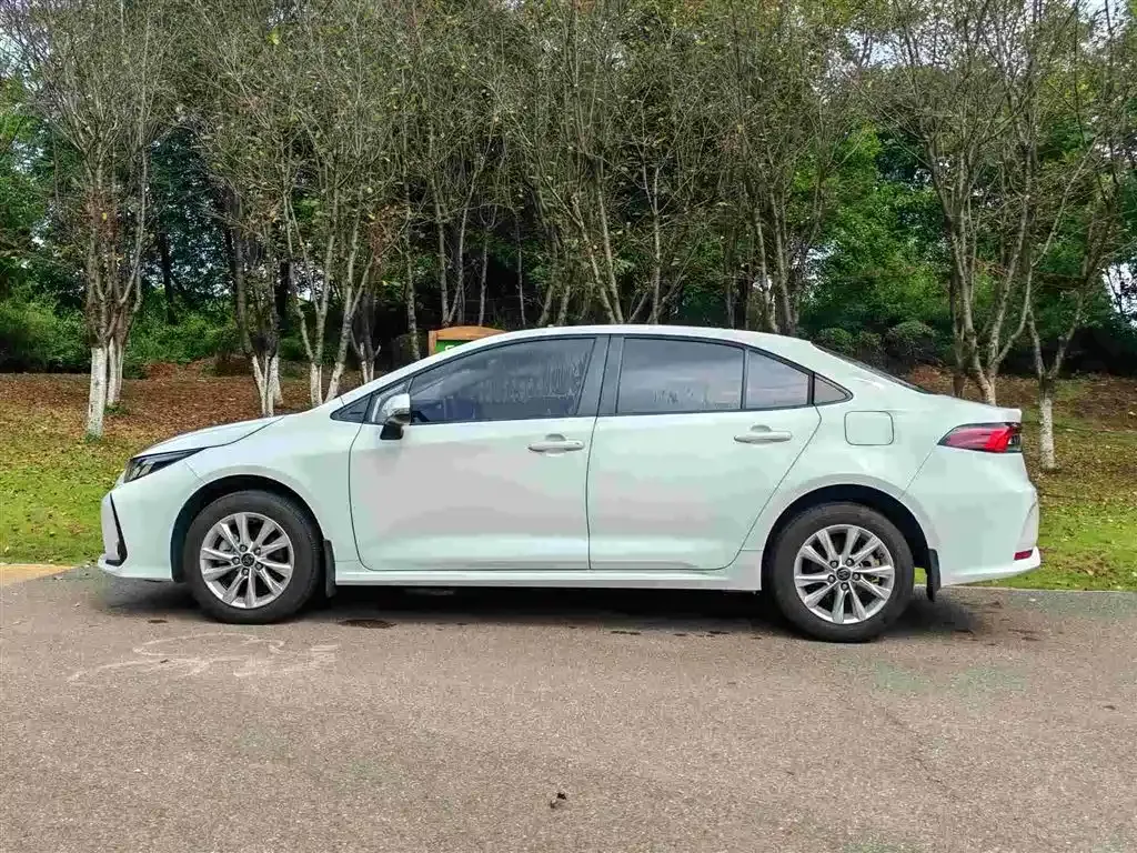 Toyota Corolla — фото 7