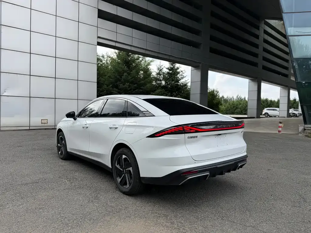 Geely Galaxy L6 — фото 5