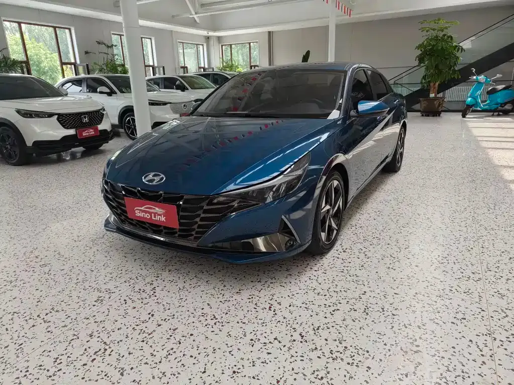 Hyundai Elantra — фото 1