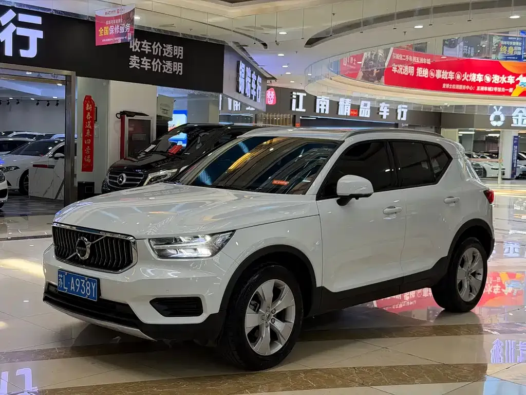 Volvo XC40 — фото 1