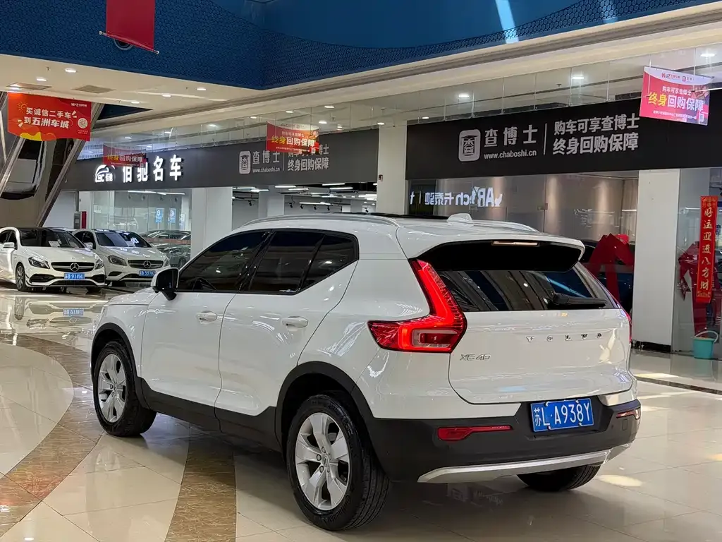 Volvo XC40 — фото 10