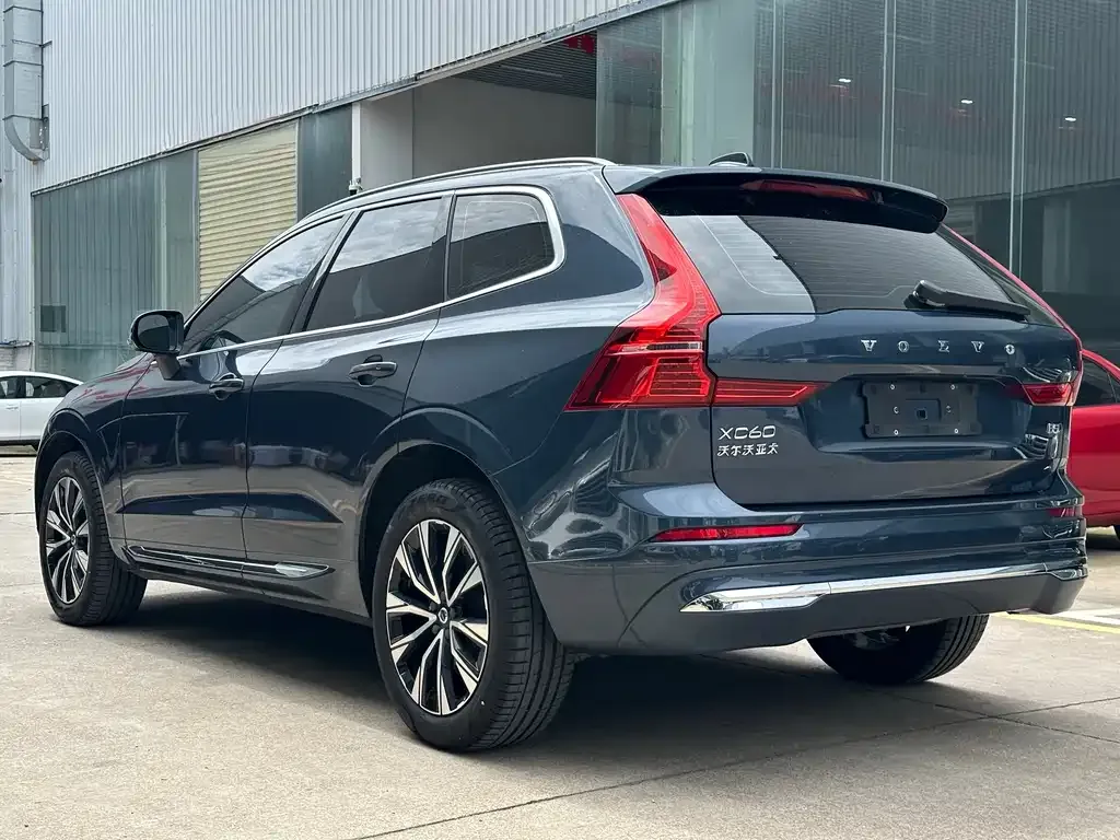 Volvo XC60 — фото 8