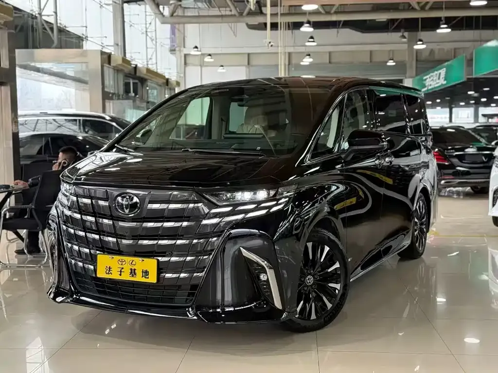 Toyota Alphard — фото 1