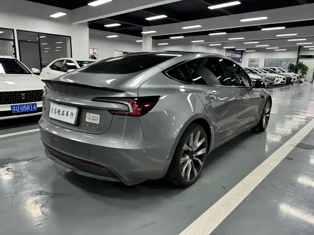 Tesla Model 3 — фото 10