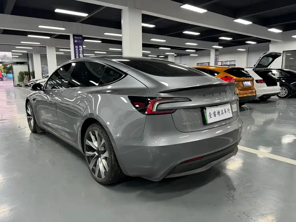 Tesla Model 3 — фото 9