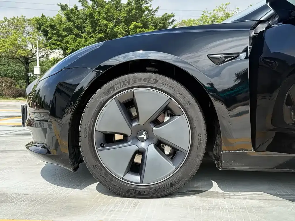 Tesla Model 3 — фото 10