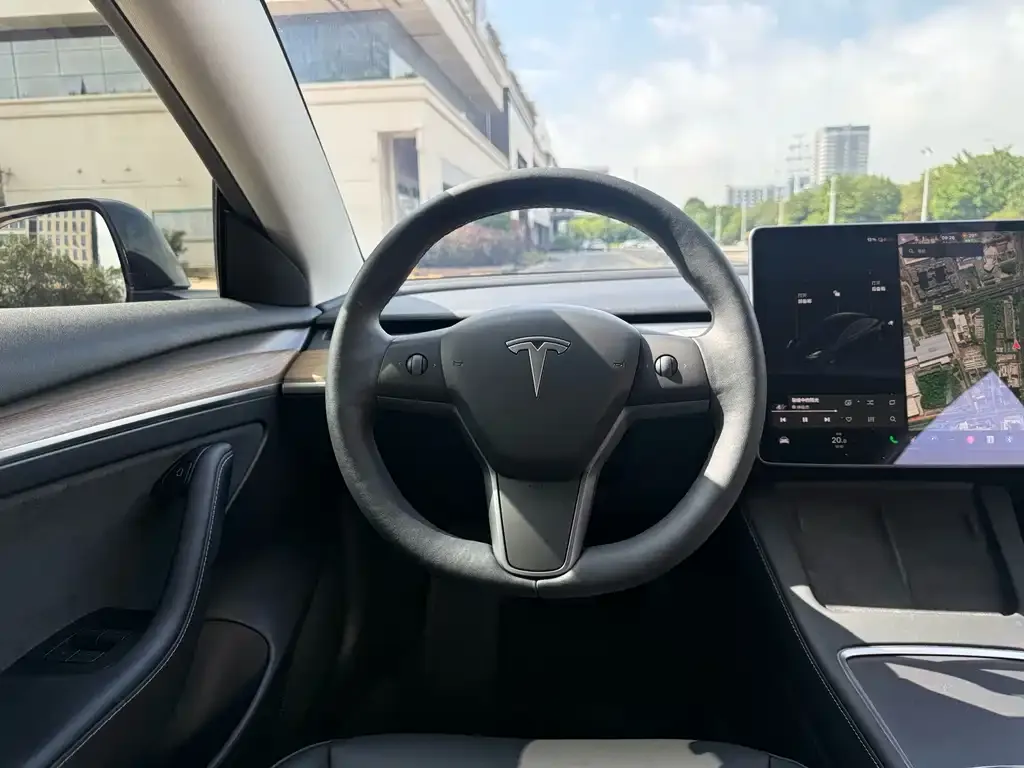 Tesla Model 3 — фото 9
