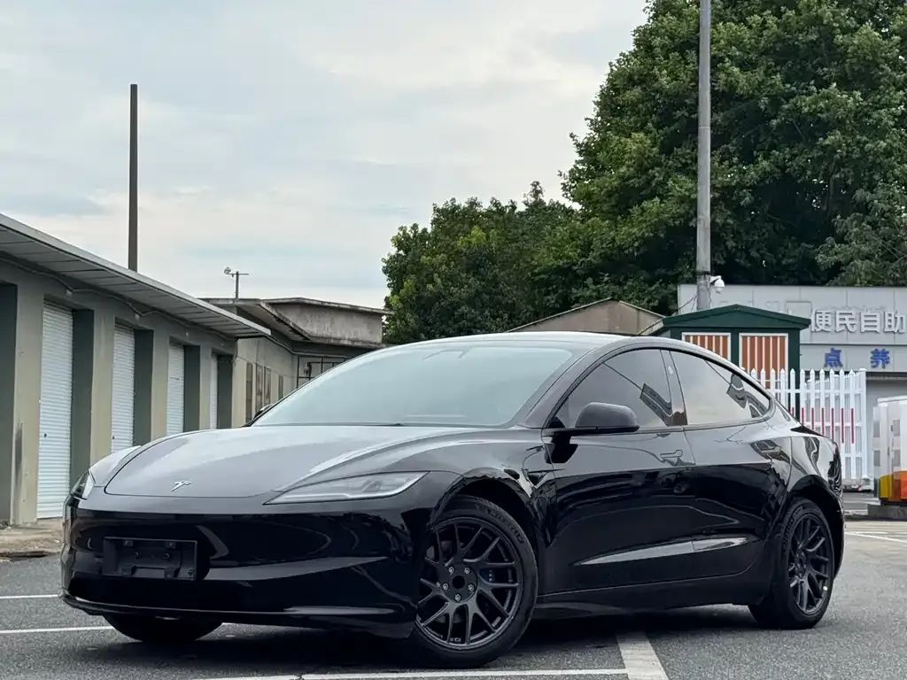 Tesla Model 3 — фото 1