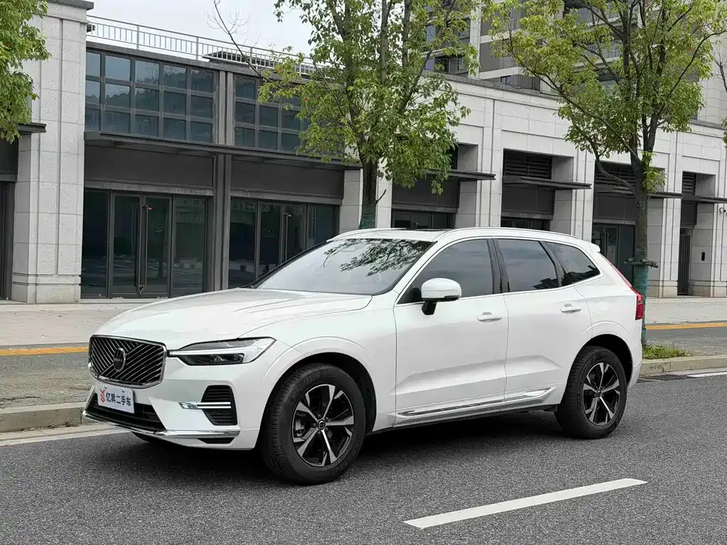 Volvo XC60 — фото 1