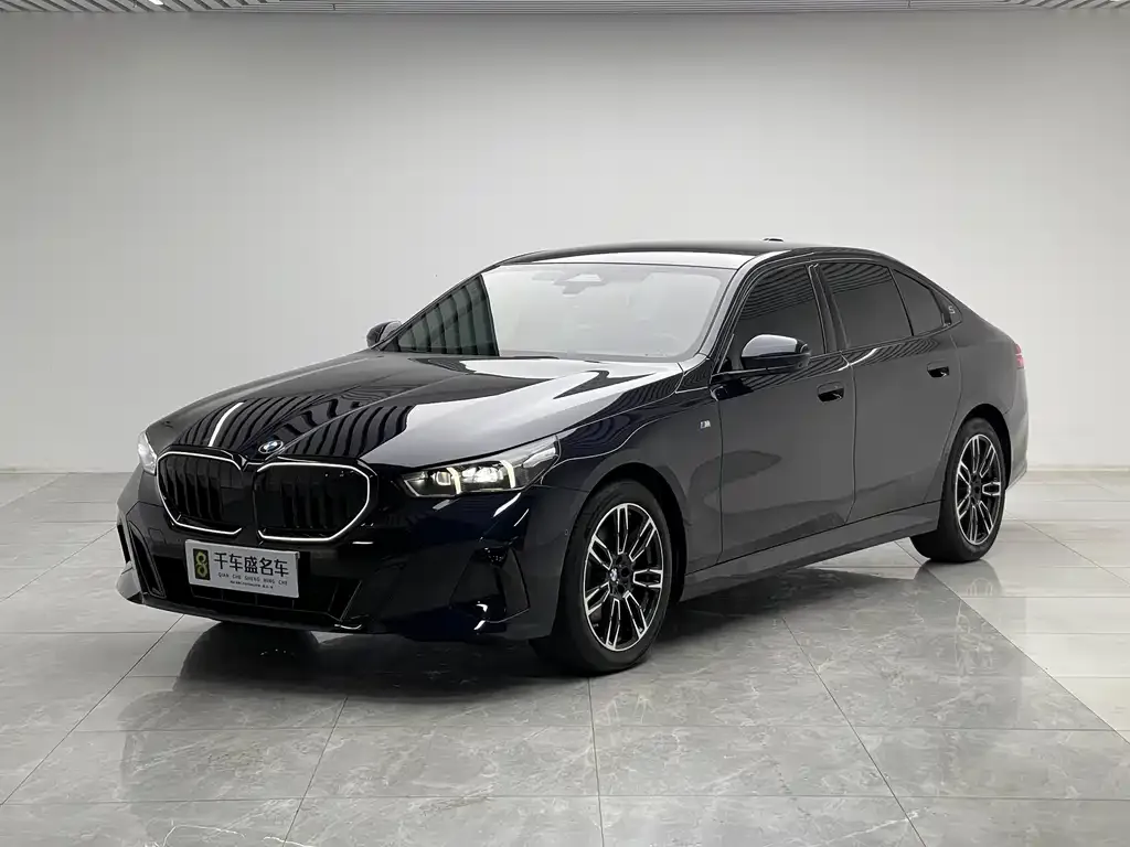 BMW 5 Series — фото 1