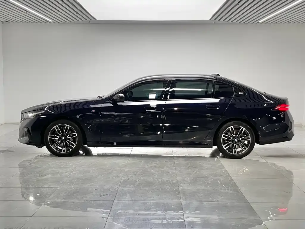 BMW 5 Series — фото 4
