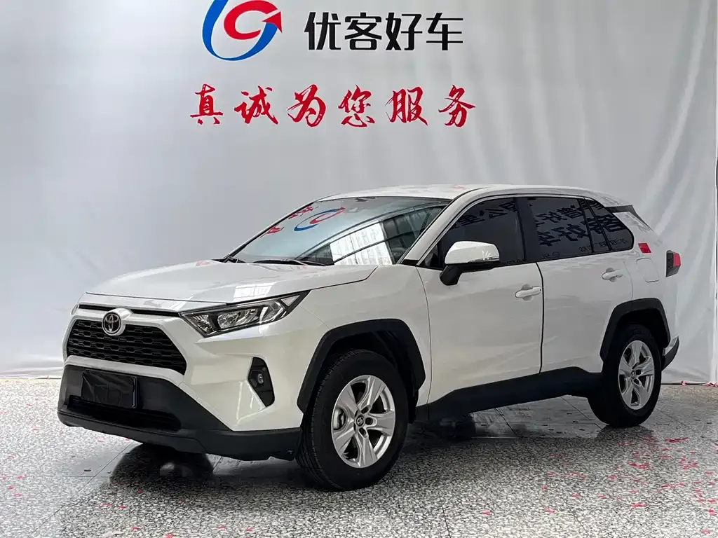 Toyota RAV4 — фото 1