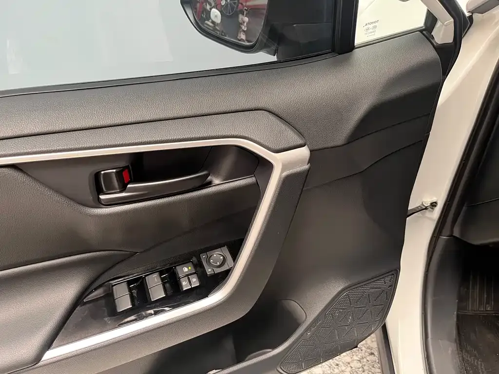 Toyota RAV4 — фото 6