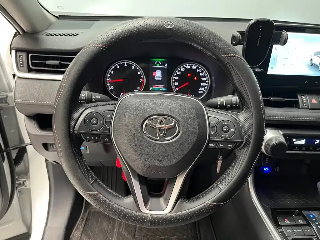 Toyota RAV4 — фото 7