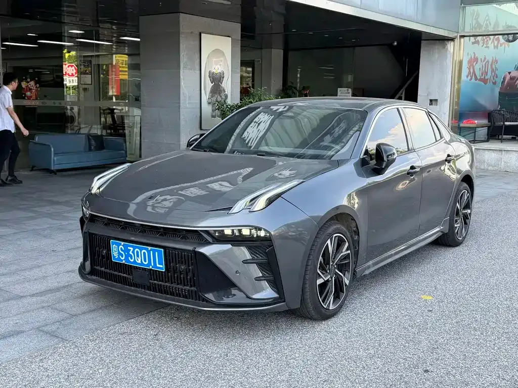 Lynk & Co 03