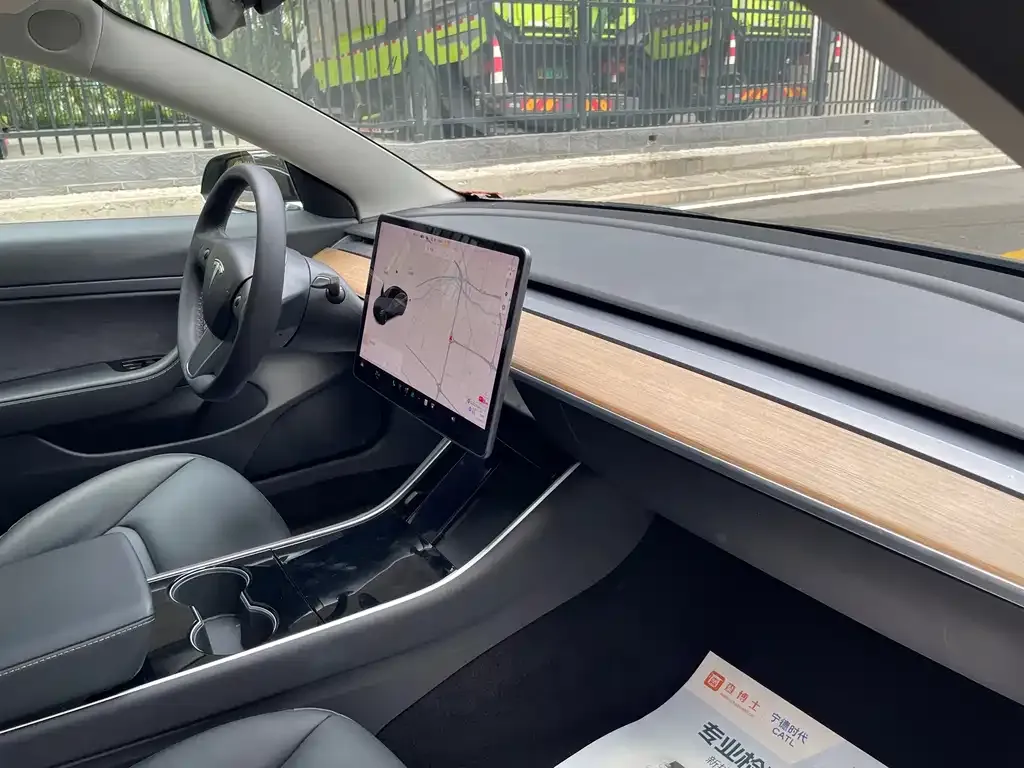 Tesla Model 3 — фото 4