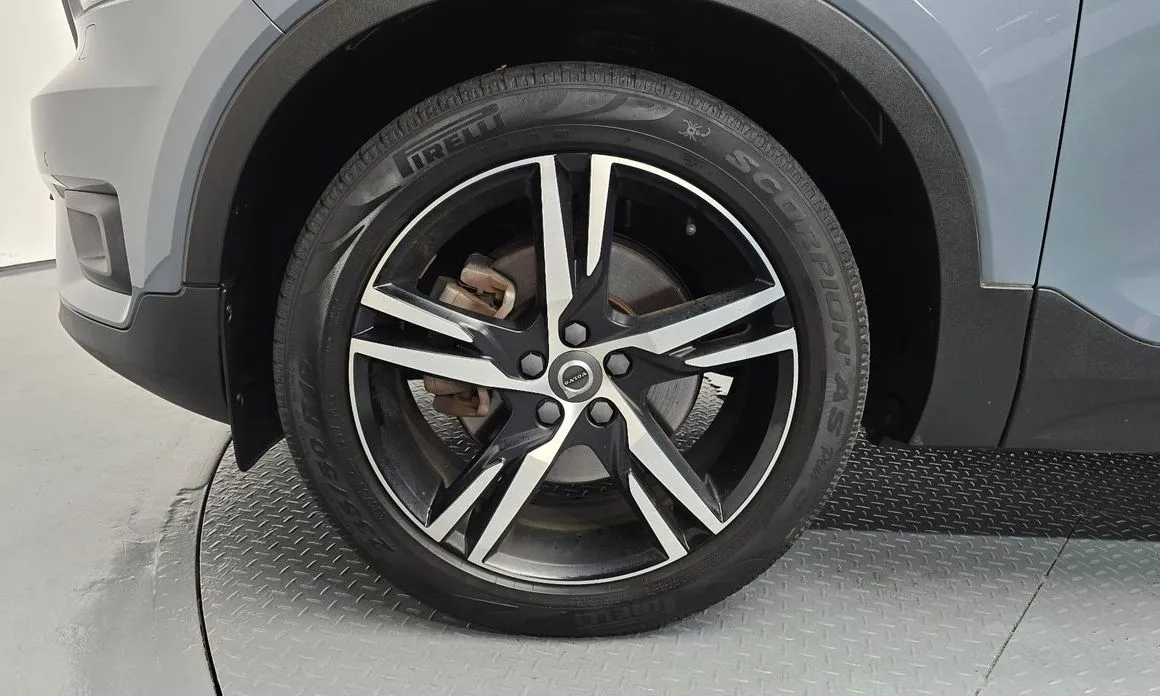Volvo XC40 — фото 10