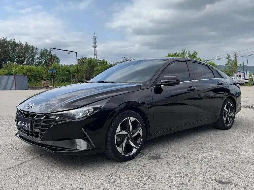 Hyundai Elantra — фото 1