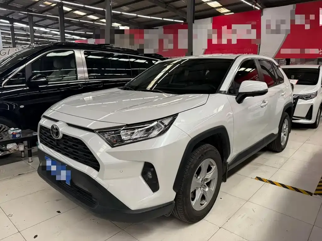 Toyota RAV4 — фото 1