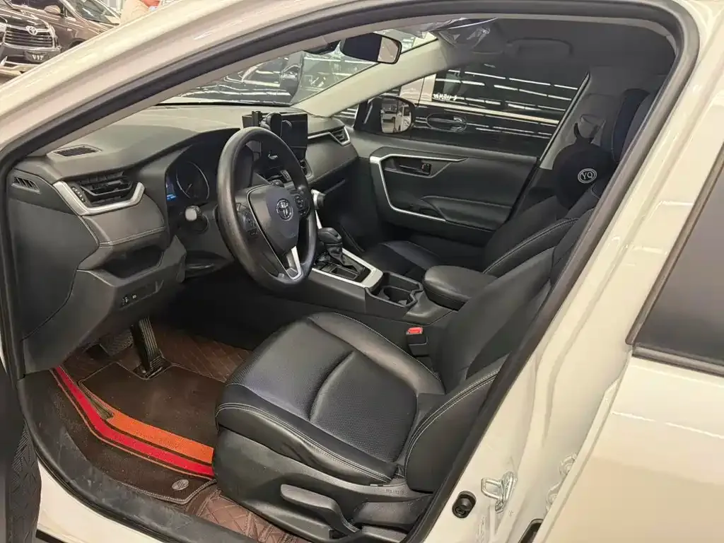 Toyota RAV4 — фото 7