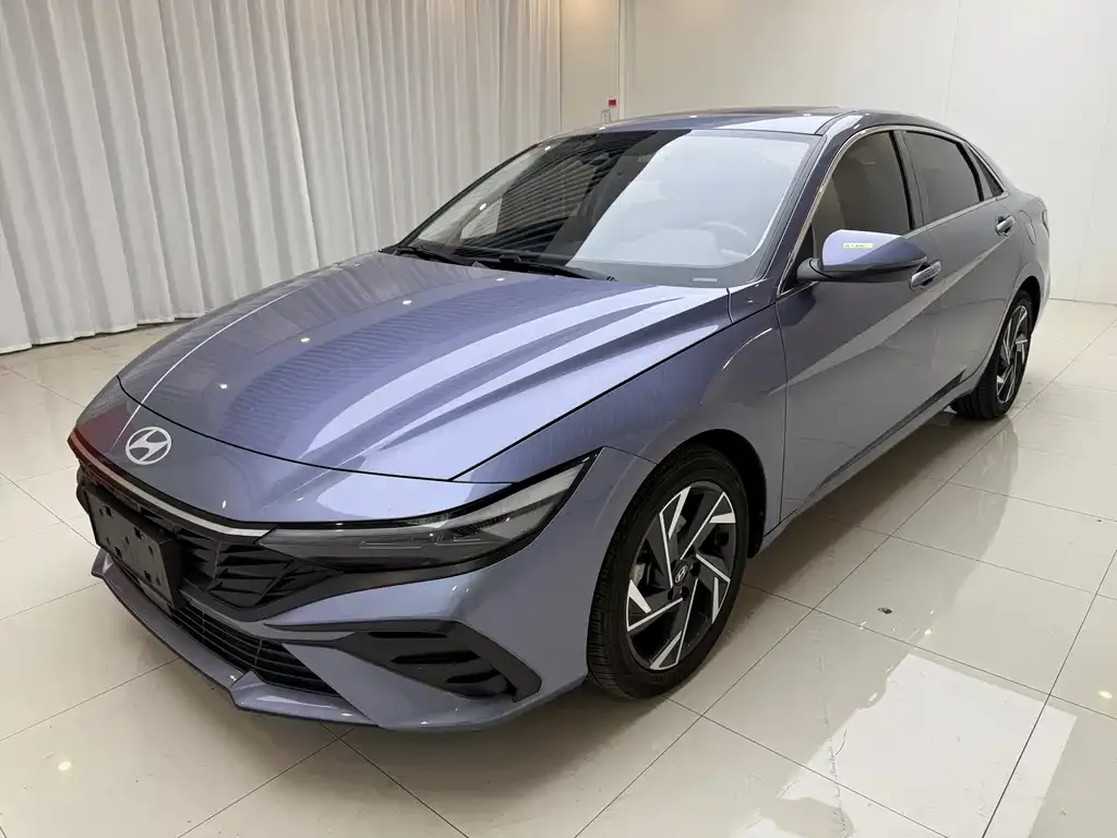 Hyundai Elantra — фото 1