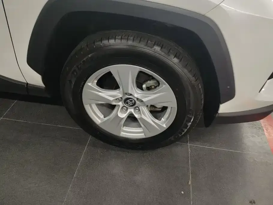 Toyota RAV4 — фото 10