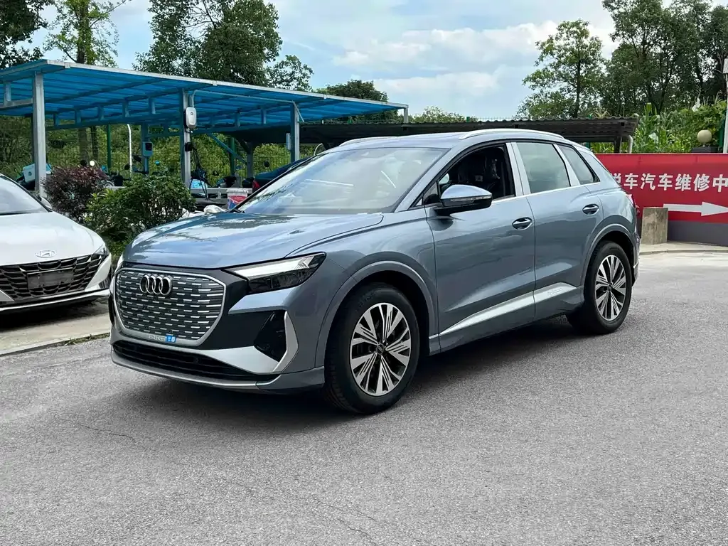 Audi Q4 e-tron — фото 1